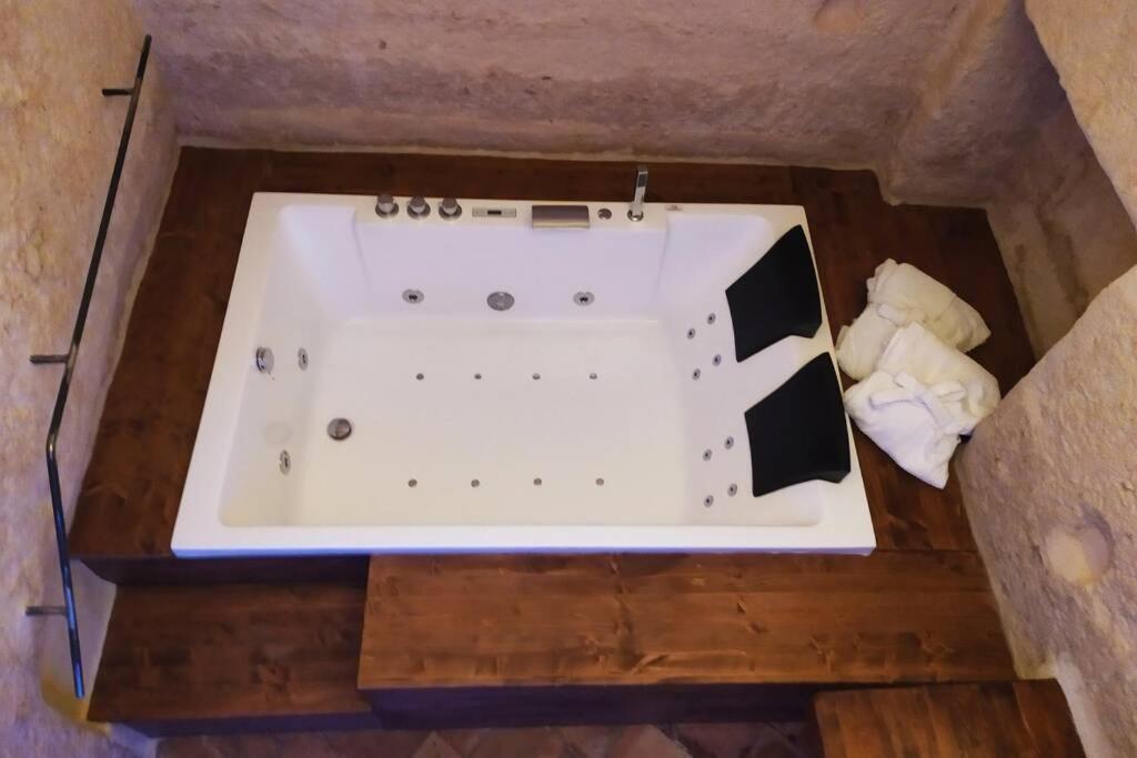 Fornaci 46 Sassi Con Idromassaggio Villa Матера Екстериор снимка